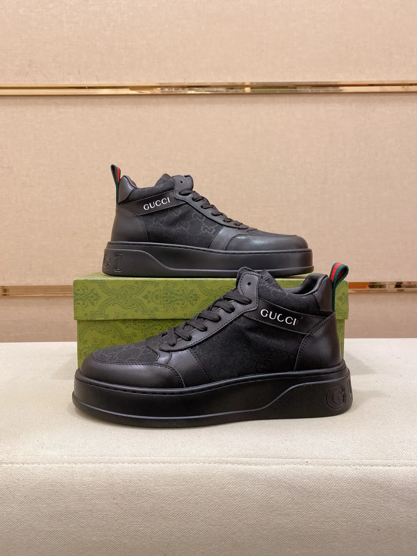 Factory price: 442💰 (GUCCI) The latest model from the official website🎁🎁Casual and fashionable men's shoes👟, hot style💥The style is simple and elegant, exclusive for trendy men. Unique official website's latest brand elements👑original Gucci decoration, fashionable and generous, the fabric is original cowhide ✅sheepskin lining, the official website specifies wear-resistant casual outsole, the classic model is taken in kind at the counter🎬38-44 (can be customized for 45 non-refundable)
